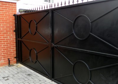 Concealing vehicular gates for a residential property in West Ealing